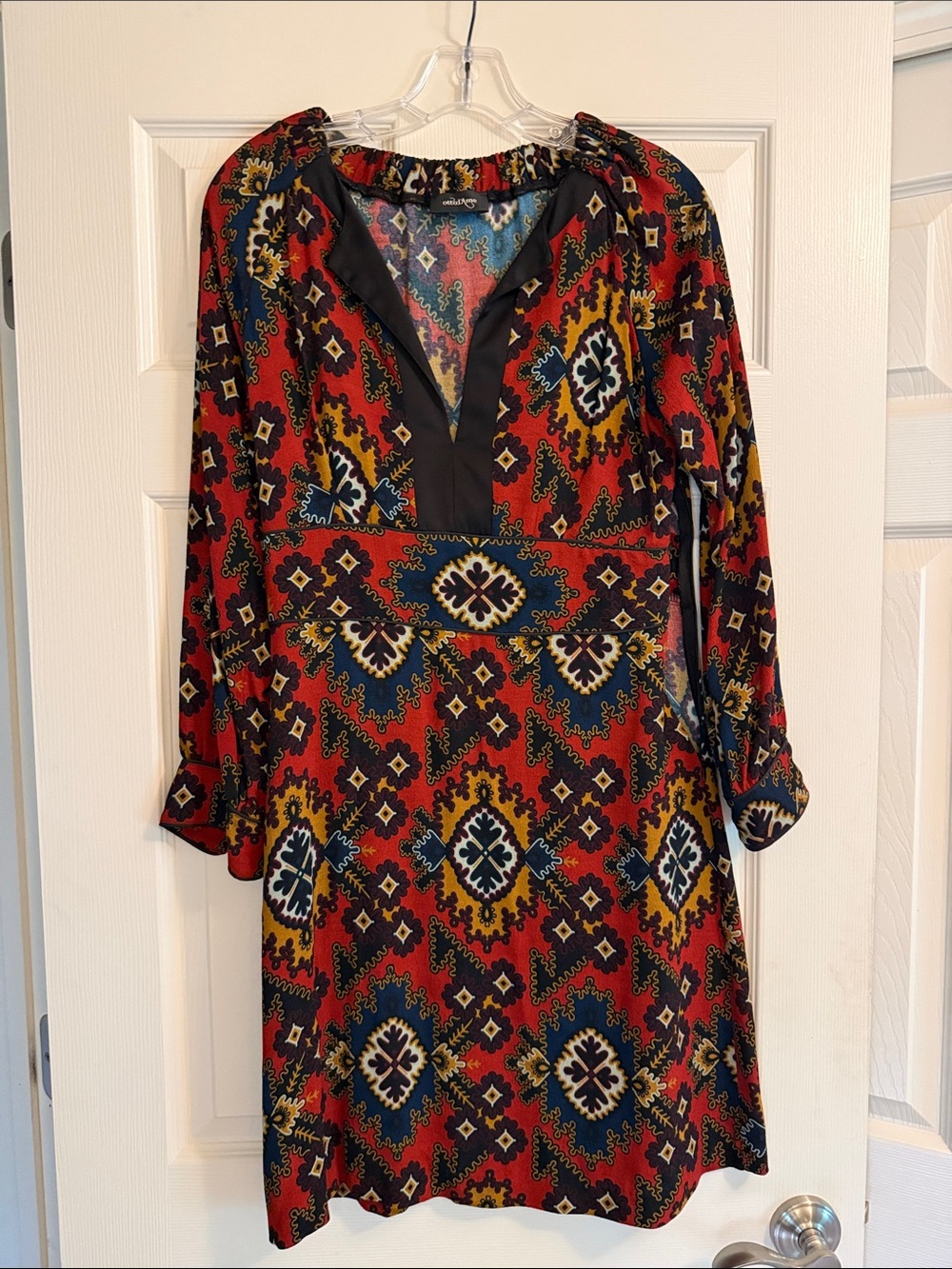 Women's Red Patterned Long-Sleeve V-Neck Dress